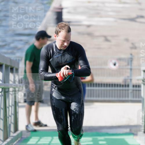 10.08.2025 - GEWOBA Citytriathlon Bremen H.Heesch http://msf.ph/oto/8546154 10.08.2025 10:16:26 Schwimmen 377, 395 meine-sportfotos.de
