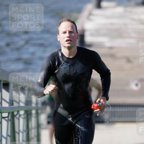 10.08.2025 - GEWOBA Citytriathlon Bremen H.Heesch http://msf.ph/oto/8546160 10.08.2025 10:16:28 Schwimmen 377, 395, 487 meine-sportfotos.de
