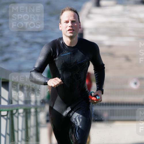 10.08.2025 - GEWOBA Citytriathlon Bremen H.Heesch http://msf.ph/oto/8546162 10.08.2025 10:16:28 Schwimmen 377, 395, 487 meine-sportfotos.de