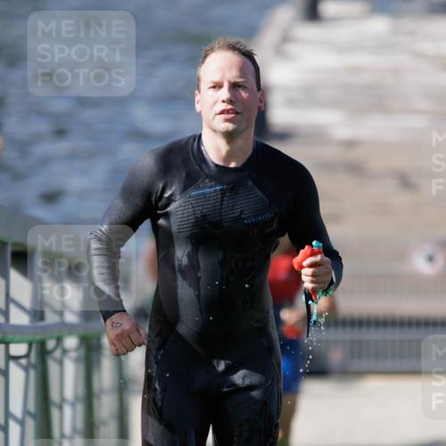 10.08.2025 - GEWOBA Citytriathlon Bremen H.Heesch http://msf.ph/oto/8546167 10.08.2025 10:16:28 Schwimmen 377, 395, 487 meine-sportfotos.de