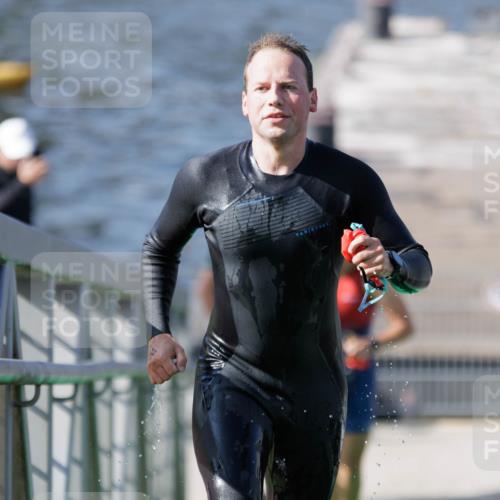 10.08.2025 - GEWOBA Citytriathlon Bremen H.Heesch http://msf.ph/oto/8546169 10.08.2025 10:16:28 Schwimmen 377, 395, 487 meine-sportfotos.de
