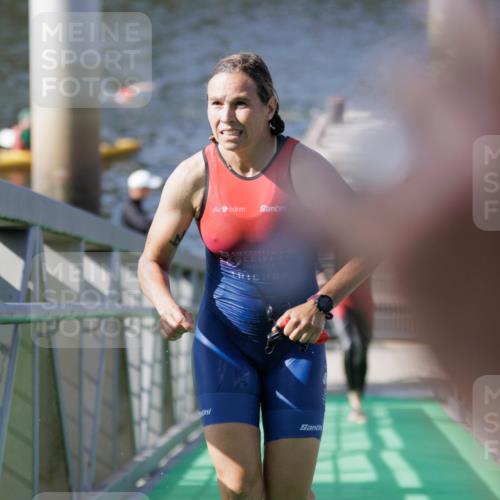 10.08.2025 - GEWOBA Citytriathlon Bremen H.Heesch http://msf.ph/oto/8546184 10.08.2025 10:16:35 Schwimmen 377, 425, 487 meine-sportfotos.de