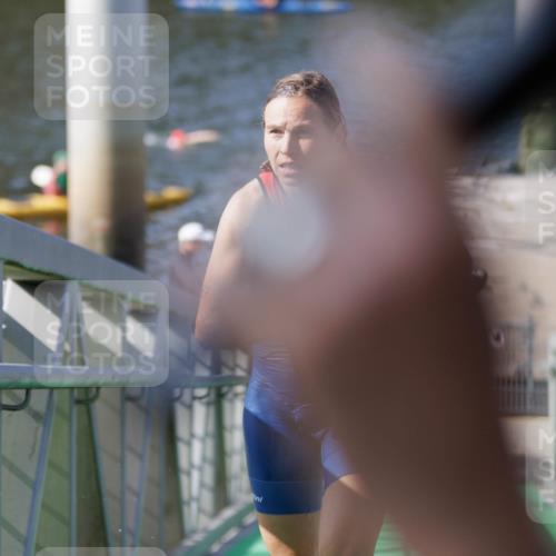 10.08.2025 - GEWOBA Citytriathlon Bremen H.Heesch http://msf.ph/oto/8546188 10.08.2025 10:16:36 Schwimmen 377, 425, 487 meine-sportfotos.de