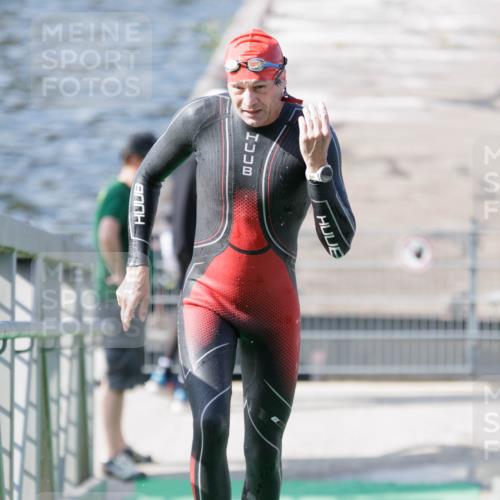 10.08.2025 - GEWOBA Citytriathlon Bremen H.Heesch http://msf.ph/oto/8546190 10.08.2025 10:16:40 Schwimmen 425, 487 meine-sportfotos.de