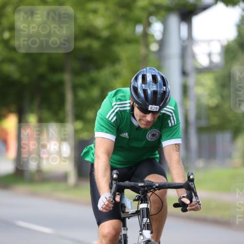 10.08.2025 - GEWOBA Citytriathlon Bremen Yannick Fuchs http://msf.ph/oto/8546197 10.08.2025 13:01:22 Radfahren 800, 816, 829, 837, 926, 1001 meine-sportfotos.de