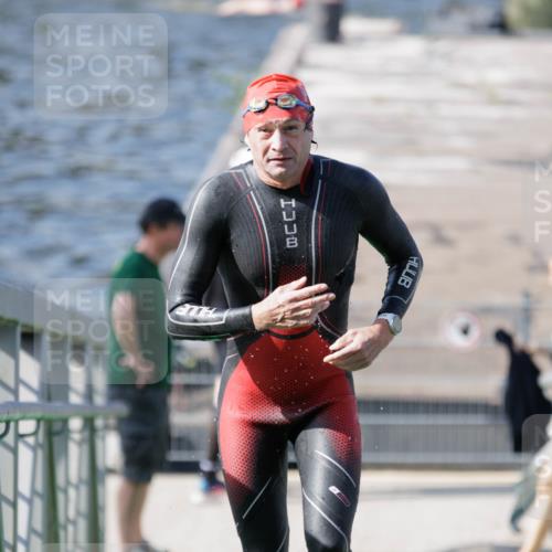 10.08.2025 - GEWOBA Citytriathlon Bremen H.Heesch http://msf.ph/oto/8546199 10.08.2025 10:16:40 Schwimmen 425, 487 meine-sportfotos.de