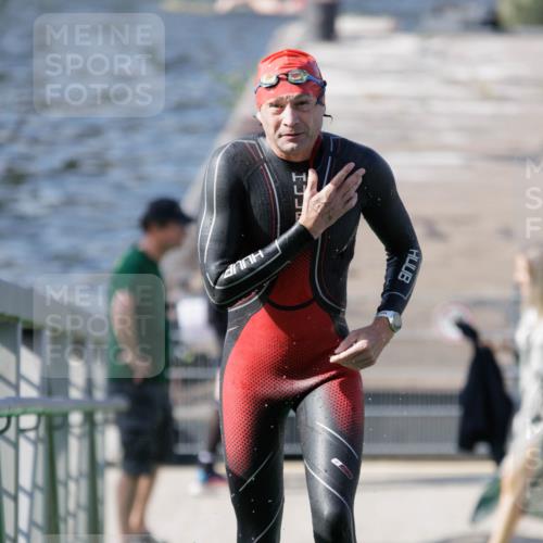 10.08.2025 - GEWOBA Citytriathlon Bremen H.Heesch http://msf.ph/oto/8546201 10.08.2025 10:16:40 Schwimmen 425, 487 meine-sportfotos.de