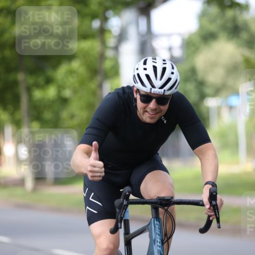 10.08.2025 - GEWOBA Citytriathlon Bremen Yannick Fuchs http://msf.ph/oto/8546220 10.08.2025 13:01:30 Radfahren 608, 663, 716, 754, 800, 816, 829, 851 meine-sportfotos.de