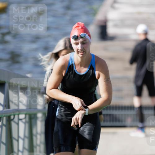 10.08.2025 - GEWOBA Citytriathlon Bremen H.Heesch http://msf.ph/oto/8546233 10.08.2025 10:16:48 Schwimmen 425, 459 meine-sportfotos.de
