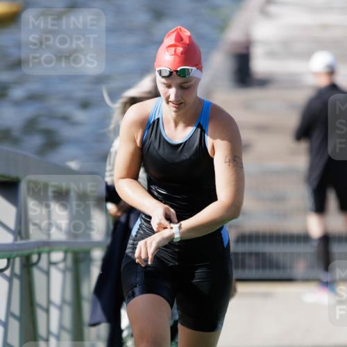 10.08.2025 - GEWOBA Citytriathlon Bremen H.Heesch http://msf.ph/oto/8546234 10.08.2025 10:16:49 Schwimmen 425, 459 meine-sportfotos.de