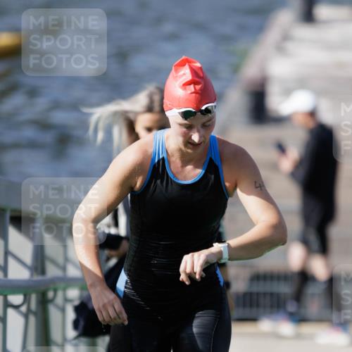 10.08.2025 - GEWOBA Citytriathlon Bremen H.Heesch http://msf.ph/oto/8546249 10.08.2025 10:16:49 Schwimmen 425, 459 meine-sportfotos.de