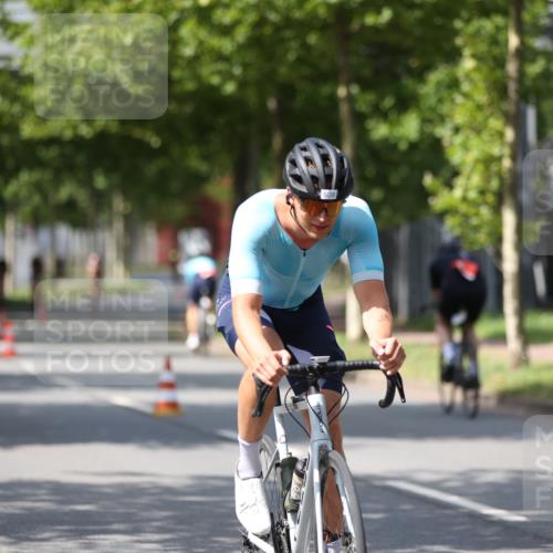 10.08.2025 - GEWOBA Citytriathlon Bremen Yannick Fuchs http://msf.ph/oto/8546265 10.08.2025 13:01:37 Radfahren 608, 663, 703, 716, 754, 800, 816, 819, 828, 851 meine-sportfotos.de