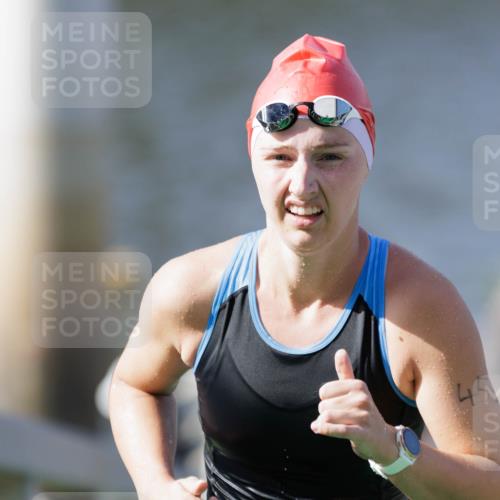 10.08.2025 - GEWOBA Citytriathlon Bremen H.Heesch http://msf.ph/oto/8546274 10.08.2025 10:16:51 Schwimmen 424, 459 meine-sportfotos.de