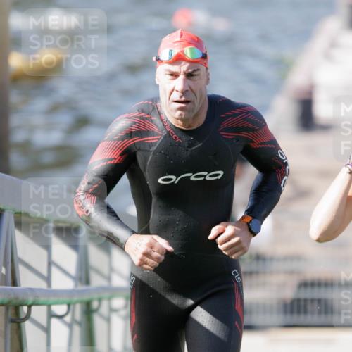 10.08.2025 - GEWOBA Citytriathlon Bremen H.Heesch http://msf.ph/oto/8546306 10.08.2025 10:16:58 Schwimmen 424, 459, 494 meine-sportfotos.de