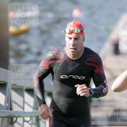 10.08.2025 - GEWOBA Citytriathlon Bremen H.Heesch http://msf.ph/oto/8546311 10.08.2025 10:16:58 Schwimmen 424, 459, 494 meine-sportfotos.de
