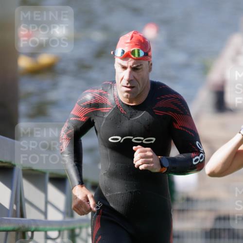 10.08.2025 - GEWOBA Citytriathlon Bremen H.Heesch http://msf.ph/oto/8546314 10.08.2025 10:16:58 Schwimmen 424, 459, 494 meine-sportfotos.de
