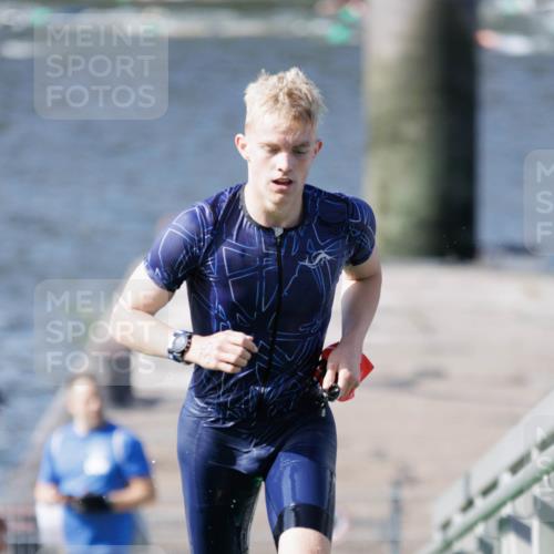 10.08.2025 - GEWOBA Citytriathlon Bremen H.Heesch http://msf.ph/oto/8546319 10.08.2025 10:17:08 Schwimmen 351 meine-sportfotos.de