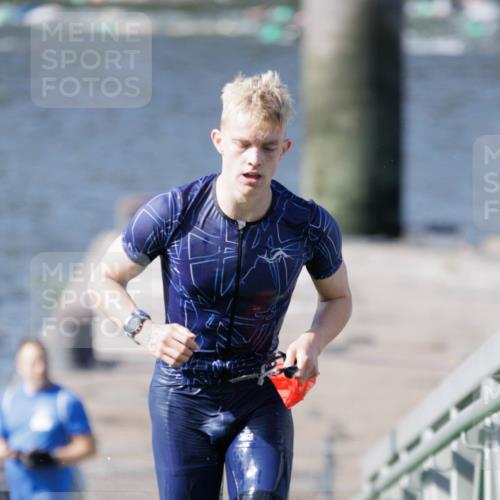 10.08.2025 - GEWOBA Citytriathlon Bremen H.Heesch http://msf.ph/oto/8546322 10.08.2025 10:17:08 Schwimmen 351 meine-sportfotos.de