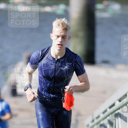 10.08.2025 - GEWOBA Citytriathlon Bremen H.Heesch http://msf.ph/oto/8546324 10.08.2025 10:17:08 Schwimmen 351 meine-sportfotos.de