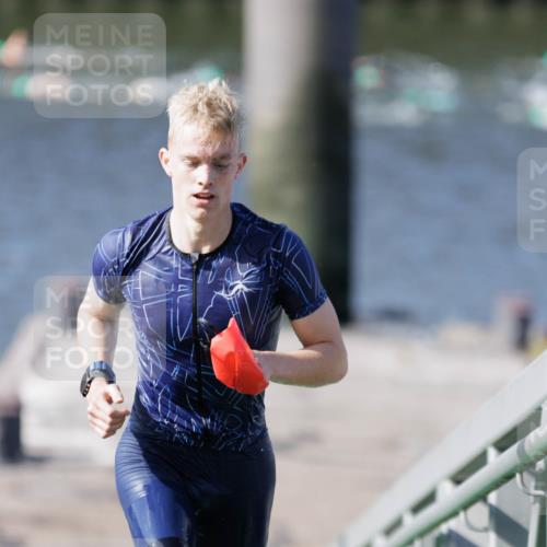 10.08.2025 - GEWOBA Citytriathlon Bremen H.Heesch http://msf.ph/oto/8546327 10.08.2025 10:17:08 Schwimmen 351 meine-sportfotos.de