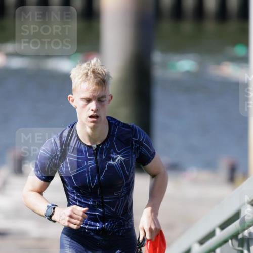 10.08.2025 - GEWOBA Citytriathlon Bremen H.Heesch http://msf.ph/oto/8546336 10.08.2025 10:17:09 Schwimmen 351 meine-sportfotos.de