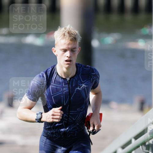10.08.2025 - GEWOBA Citytriathlon Bremen H.Heesch http://msf.ph/oto/8546338 10.08.2025 10:17:09 Schwimmen 351 meine-sportfotos.de