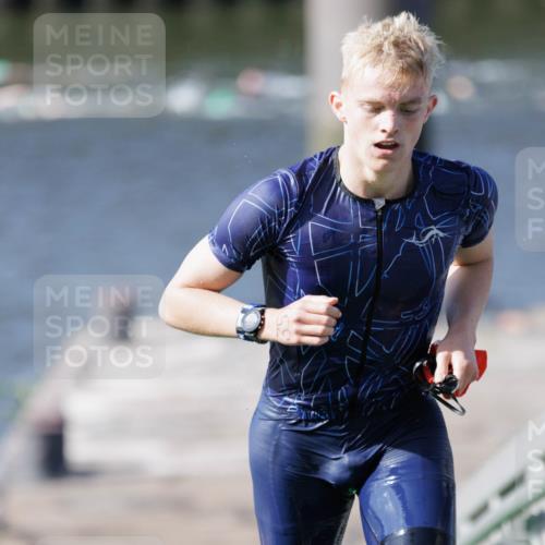 10.08.2025 - GEWOBA Citytriathlon Bremen H.Heesch http://msf.ph/oto/8546343 10.08.2025 10:17:09 Schwimmen 351 meine-sportfotos.de