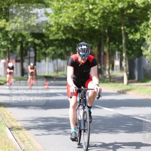 10.08.2025 - GEWOBA Citytriathlon Bremen Yannick Fuchs http://msf.ph/oto/8546346 10.08.2025 13:01:41 Radfahren 608, 663, 703, 716, 754, 800, 816, 819, 828, 851, 923, 953 meine-sportfotos.de