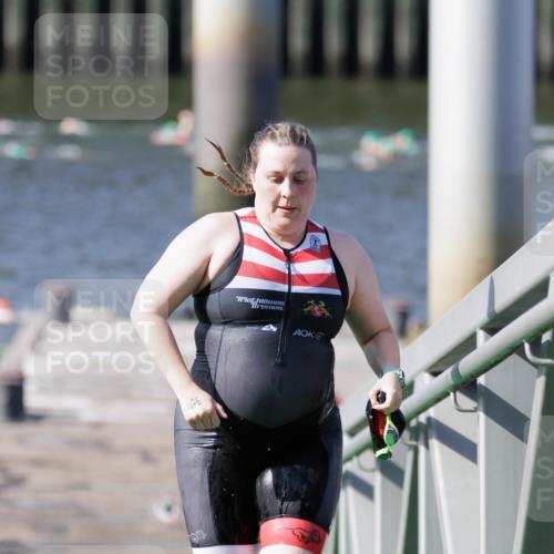 10.08.2025 - GEWOBA Citytriathlon Bremen H.Heesch http://msf.ph/oto/8546370 10.08.2025 10:17:37 Schwimmen 476 meine-sportfotos.de