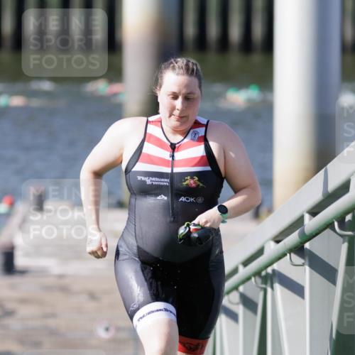 10.08.2025 - GEWOBA Citytriathlon Bremen H.Heesch http://msf.ph/oto/8546375 10.08.2025 10:17:38 Schwimmen 476 meine-sportfotos.de
