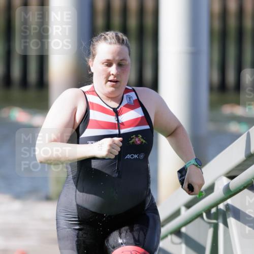 10.08.2025 - GEWOBA Citytriathlon Bremen H.Heesch http://msf.ph/oto/8546380 10.08.2025 10:17:39 Schwimmen 427, 476 meine-sportfotos.de