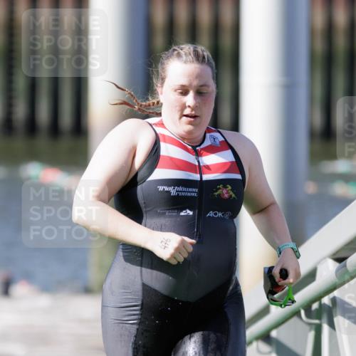 10.08.2025 - GEWOBA Citytriathlon Bremen H.Heesch http://msf.ph/oto/8546384 10.08.2025 10:17:39 Schwimmen 427, 476 meine-sportfotos.de