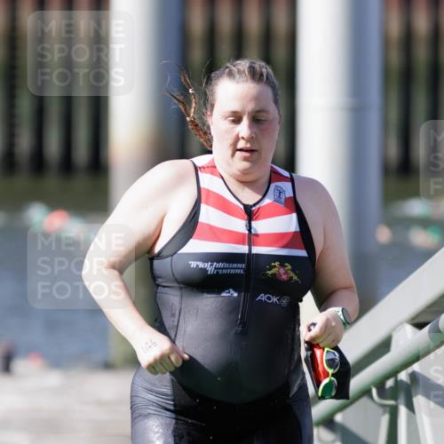 10.08.2025 - GEWOBA Citytriathlon Bremen H.Heesch http://msf.ph/oto/8546385 10.08.2025 10:17:39 Schwimmen 427, 476 meine-sportfotos.de