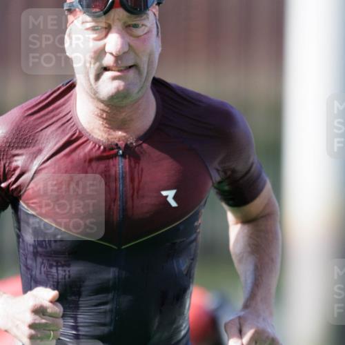 10.08.2025 - GEWOBA Citytriathlon Bremen H.Heesch http://msf.ph/oto/8546409 10.08.2025 10:17:59 Schwimmen 387, 433, 509, 510 meine-sportfotos.de