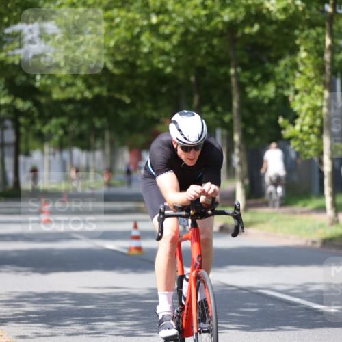 10.08.2025 - GEWOBA Citytriathlon Bremen Yannick Fuchs http://msf.ph/oto/8546411 10.08.2025 13:01:44 Radfahren 608, 663, 703, 716, 754, 800, 816, 819, 828, 851, 923, 953, 964 meine-sportfotos.de