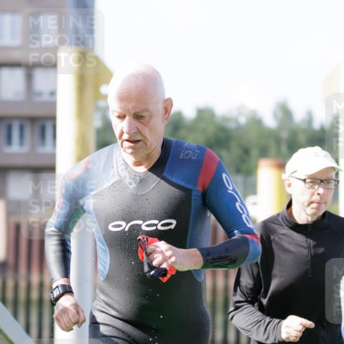 10.08.2025 - GEWOBA Citytriathlon Bremen H.Heesch http://msf.ph/oto/8546424 10.08.2025 10:18:05 Schwimmen 353, 387, 433, 509 meine-sportfotos.de