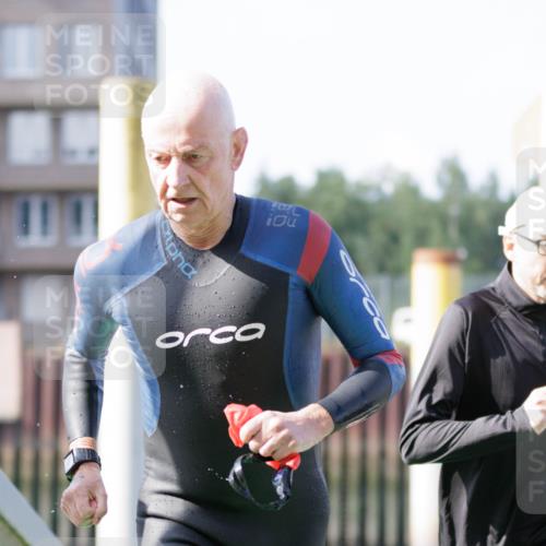 10.08.2025 - GEWOBA Citytriathlon Bremen H.Heesch http://msf.ph/oto/8546428 10.08.2025 10:18:05 Schwimmen 353, 387, 433, 509 meine-sportfotos.de