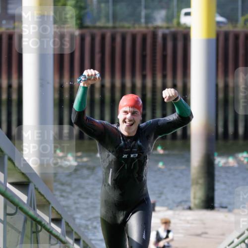 10.08.2025 - GEWOBA Citytriathlon Bremen H.Heesch http://msf.ph/oto/8546435 10.08.2025 10:18:07 Schwimmen 353, 433 meine-sportfotos.de