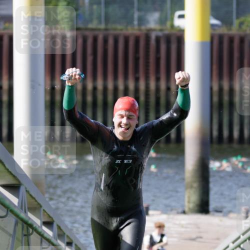 10.08.2025 - GEWOBA Citytriathlon Bremen H.Heesch http://msf.ph/oto/8546438 10.08.2025 10:18:07 Schwimmen 353, 433 meine-sportfotos.de