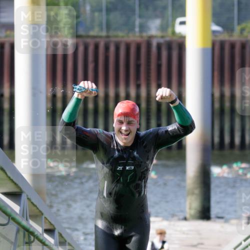 10.08.2025 - GEWOBA Citytriathlon Bremen H.Heesch http://msf.ph/oto/8546440 10.08.2025 10:18:07 Schwimmen 353, 433 meine-sportfotos.de