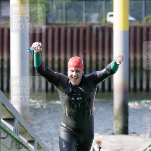 10.08.2025 - GEWOBA Citytriathlon Bremen H.Heesch http://msf.ph/oto/8546442 10.08.2025 10:18:07 Schwimmen 353, 433 meine-sportfotos.de