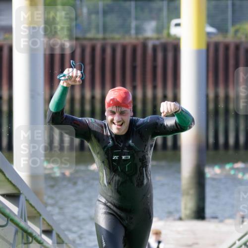 10.08.2025 - GEWOBA Citytriathlon Bremen H.Heesch http://msf.ph/oto/8546445 10.08.2025 10:18:07 Schwimmen 353, 433 meine-sportfotos.de