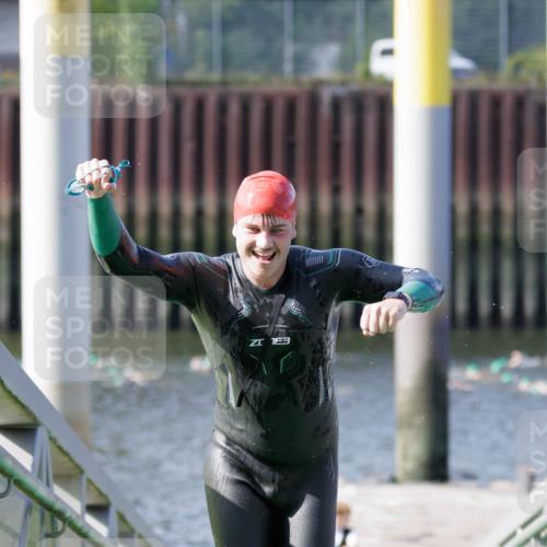 10.08.2025 - GEWOBA Citytriathlon Bremen H.Heesch http://msf.ph/oto/8546449 10.08.2025 10:18:07 Schwimmen 353, 433 meine-sportfotos.de