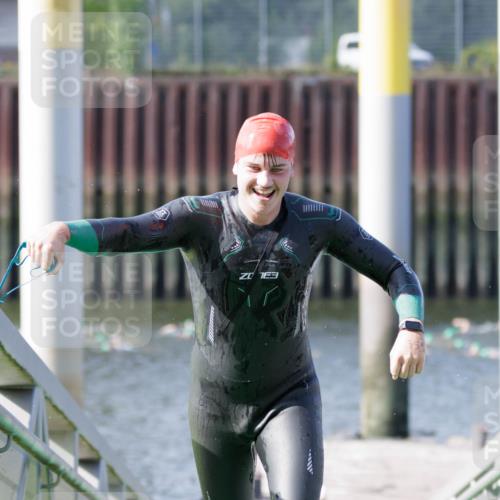 10.08.2025 - GEWOBA Citytriathlon Bremen H.Heesch http://msf.ph/oto/8546452 10.08.2025 10:18:07 Schwimmen 353, 433 meine-sportfotos.de