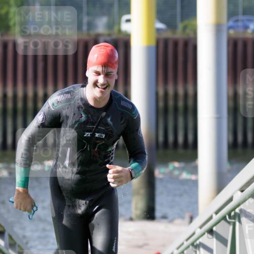 10.08.2025 - GEWOBA Citytriathlon Bremen H.Heesch http://msf.ph/oto/8546458 10.08.2025 10:18:08 Schwimmen 353, 433 meine-sportfotos.de