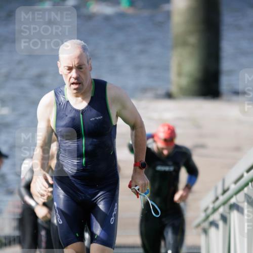 10.08.2025 - GEWOBA Citytriathlon Bremen H.Heesch http://msf.ph/oto/8546478 10.08.2025 10:18:15 Schwimmen 353, 386, 407, 423, 471 meine-sportfotos.de