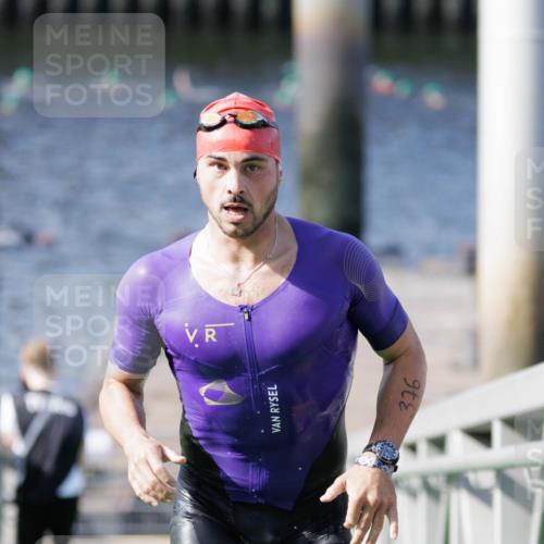 10.08.2025 - GEWOBA Citytriathlon Bremen H.Heesch http://msf.ph/oto/8546570 10.08.2025 10:18:47 Schwimmen 349, 376, 502 meine-sportfotos.de