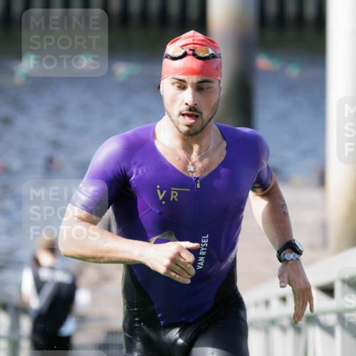 10.08.2025 - GEWOBA Citytriathlon Bremen H.Heesch http://msf.ph/oto/8546577 10.08.2025 10:18:48 Schwimmen 376, 502 meine-sportfotos.de