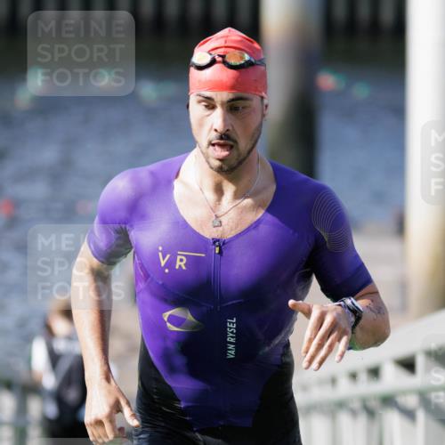 10.08.2025 - GEWOBA Citytriathlon Bremen H.Heesch http://msf.ph/oto/8546581 10.08.2025 10:18:48 Schwimmen 376, 502 meine-sportfotos.de