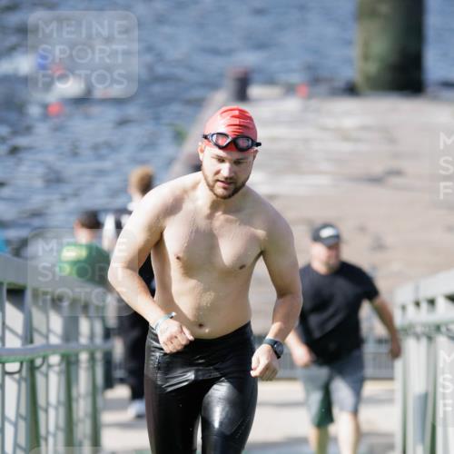 10.08.2025 - GEWOBA Citytriathlon Bremen H.Heesch http://msf.ph/oto/8546585 10.08.2025 10:18:53 Schwimmen 355, 376 meine-sportfotos.de
